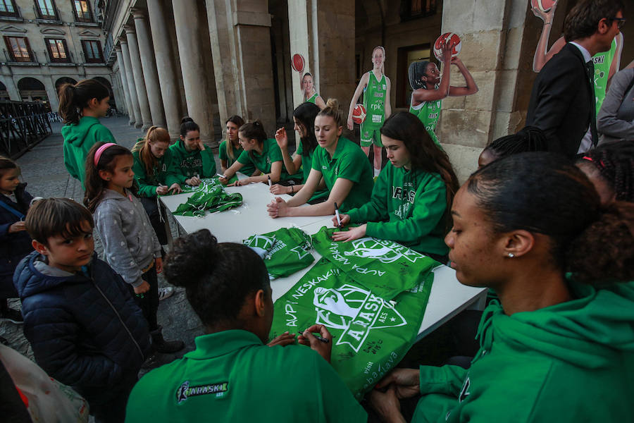 Fotos: Firma de autógrafos de la plantilla del Araski