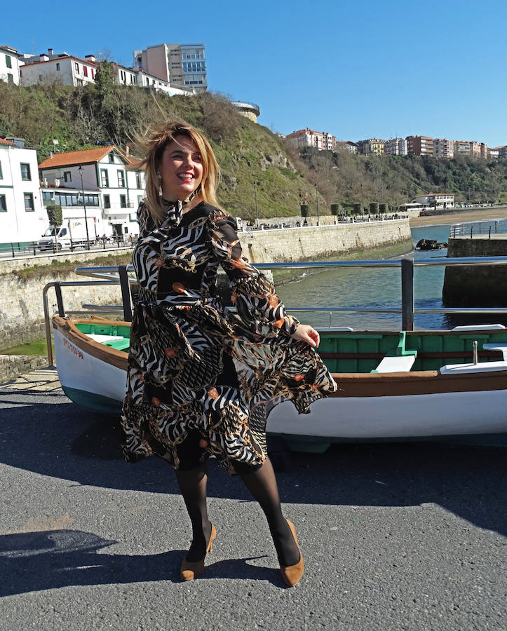 Un vestido con cadenas y zapato de tacón, una opción elegante que nunca falla.