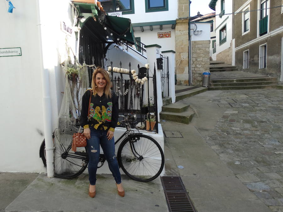 Una colorida camisa con cadenas aporta el toque arreglado y divertido a cualquier look.