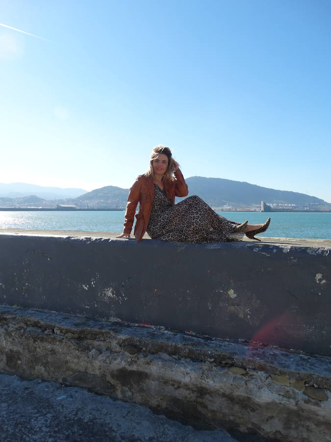 Un vestido largo de 'animal print', una propuesta sexy e informal.