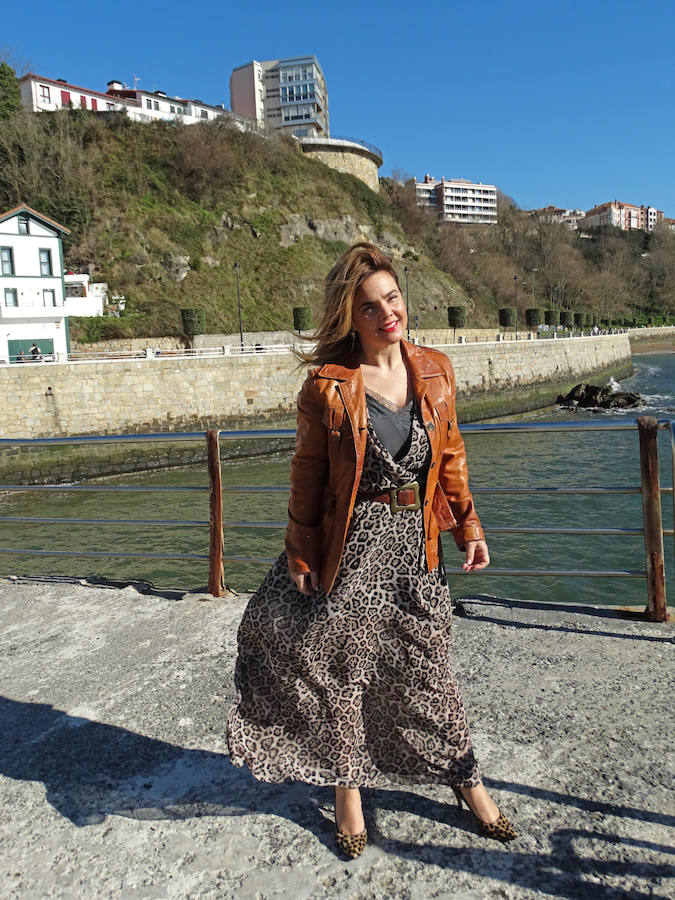 Un vestido largo de 'animal print', una propuesta sexy e informal.