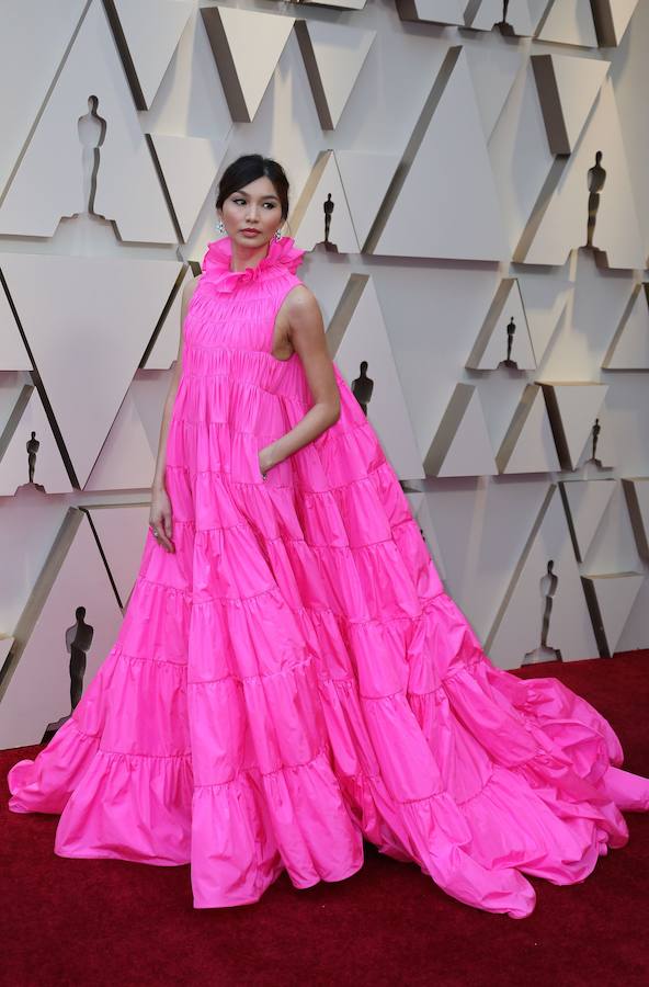 Gemma Chan: defendió con elegancia un espectacular vestido alta costura de Valentino. La actriz, una de las más llamativas de la noche, optó por este atrevido diseño en color rosa fruncido en el talle y muy voluminoso en la falda. Una opción atrevida, pero muy acertada.  Oscars 2019