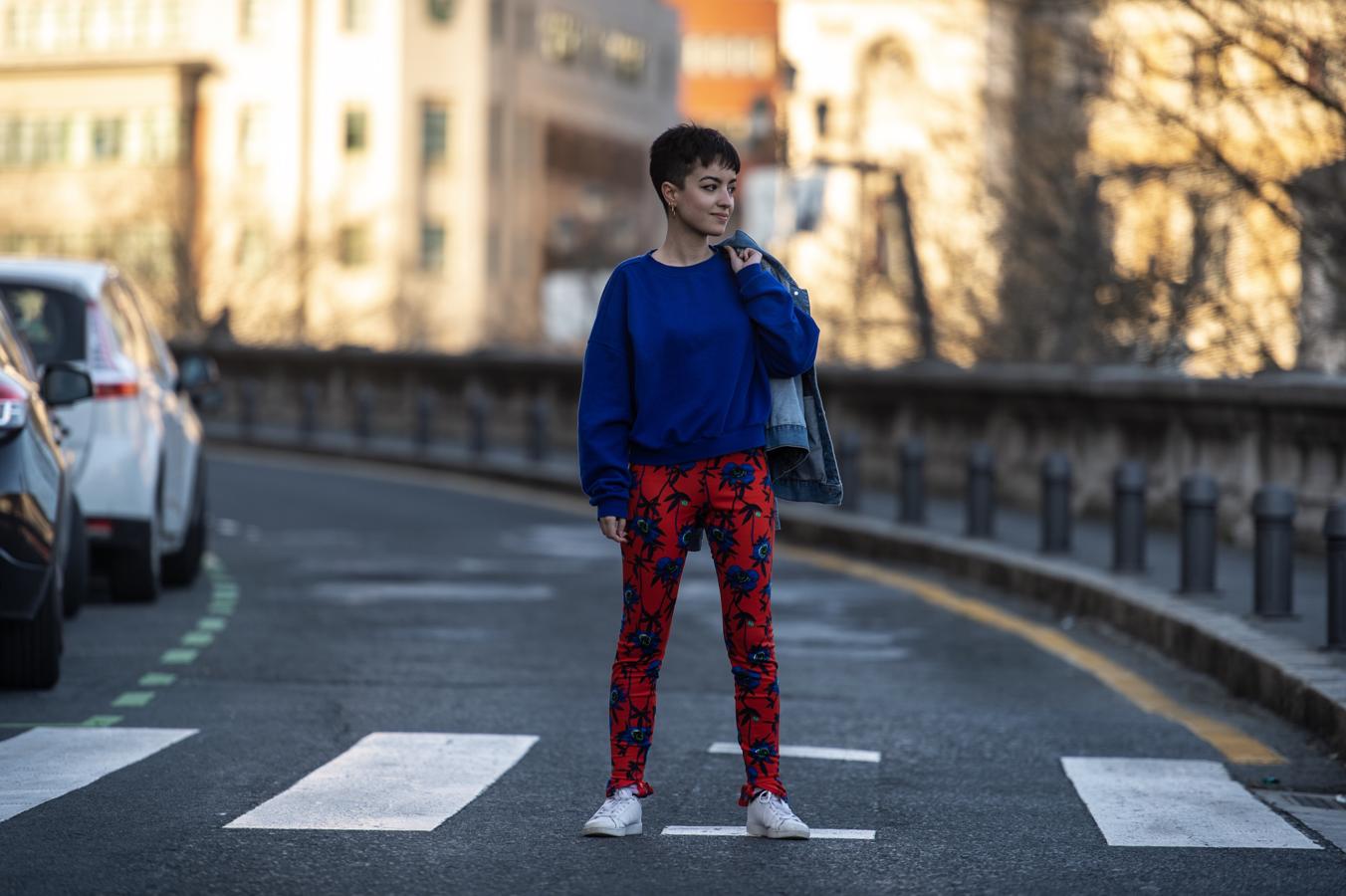 Nerea Merino (estudiante de Bellas Artes, 23 años) se siente cómoda con ropa deportiva y de colores vivos. 