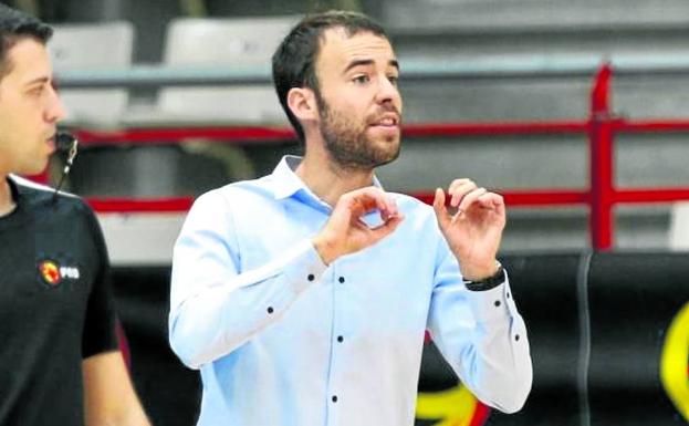 El técnico Bernat Canut da instrucciones en un entrenamiento. 