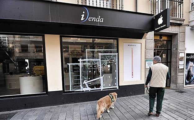 Un transeúnte observa la tienda asaltada ayer. 