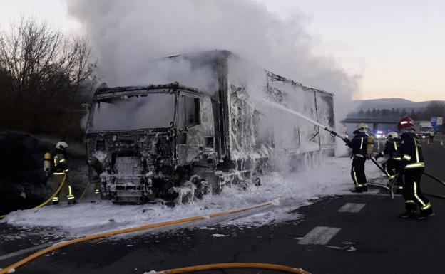 Un carril cortado en la AP-68 tras incendiarse un camión en Altube