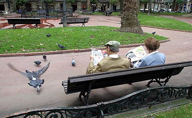 Una pareja de ancianos en Jardines de Albia. 