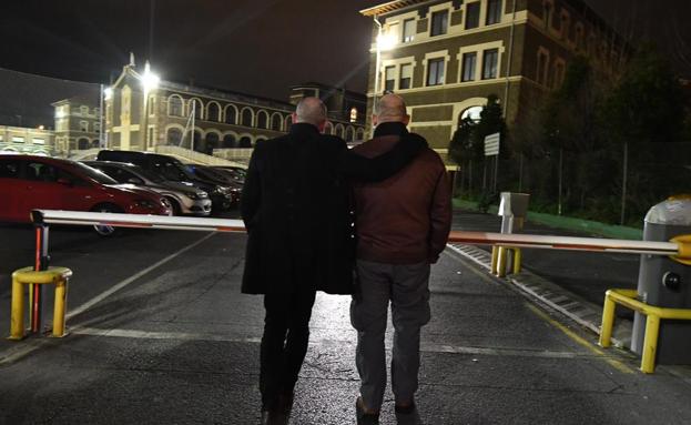 Dos de las personas que han acusado a 'don Chemi' frente al colegio de los Salesianos. 