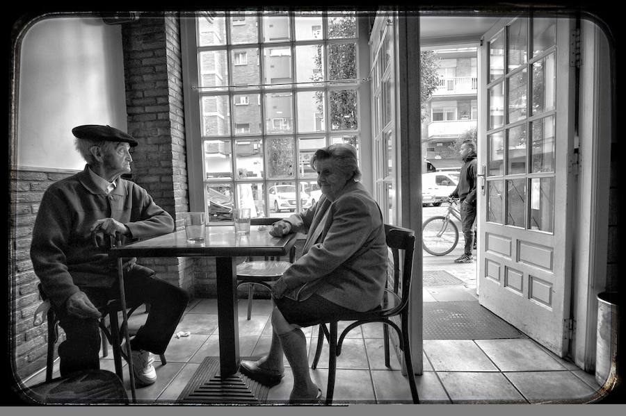 Recorrido fotográfico por uno de los barrios más antiguos de Vitoria desde el particular punto de vista del artista