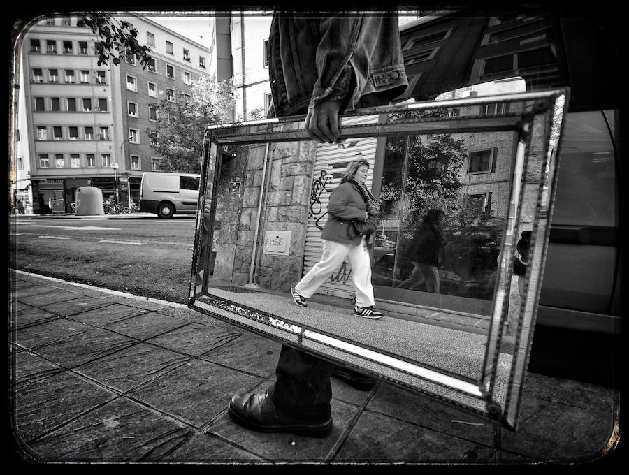 Recorrido fotográfico por uno de los barrios más antiguos de Vitoria desde el particular punto de vista del artista