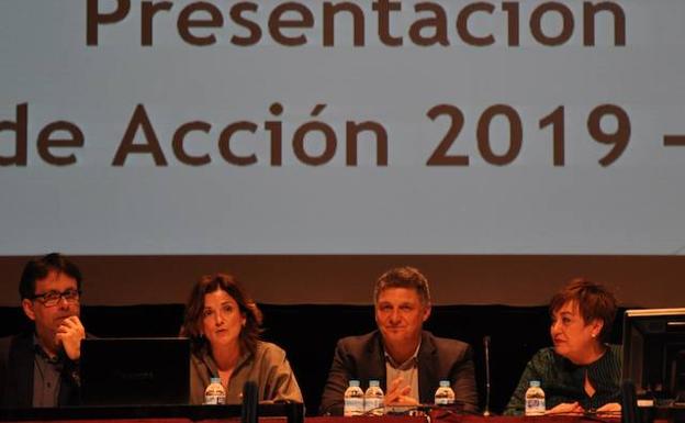 De izquierda a derecha: Asier Iragorri, concejal de Política Social, Beatriz Artolazabal, consejera de Empleo y Políticas Sociales de Gobierno vasco, Andoni Busquet, alcalde de Basauri e Isabel Sánchez Robles, Diputada Foral de Acción Social. 