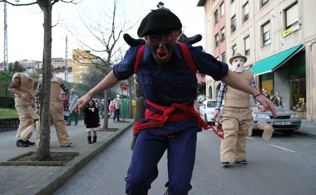 En Arrigorriaga hay un desfile con personajes tradicionales de la cultura vasca.