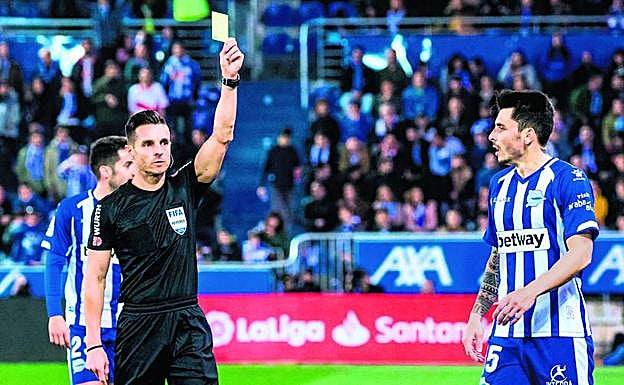 Del Cerro Grande muestra la cartulina amarilla a Ximo Navarro, que se perderá el duelo del sábado por acumulación de tarjetas.