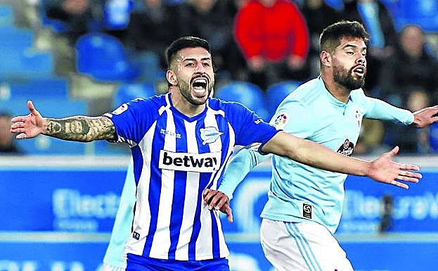 Guillermo Maripán protesta ante el celtiña Araujo.