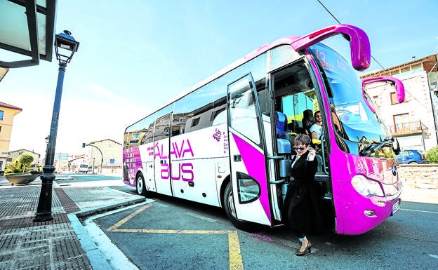 Una mujer desciende de un autobús interurbano en Nanclares de la Oca.