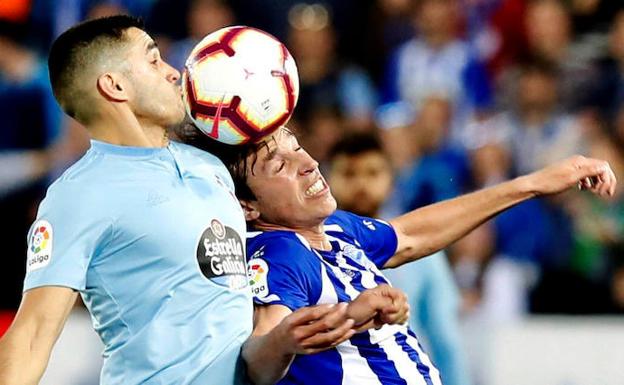 Tomás Pina disputa la pelota con Maxi Gómez en el encuentro ante el Celta.