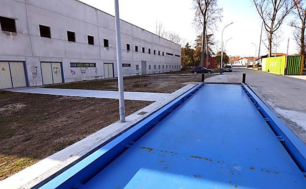 La nave, de 4.500 metros cuadrados, se encuentra muy cerca de la playa de carga y descarga de contenedores. 