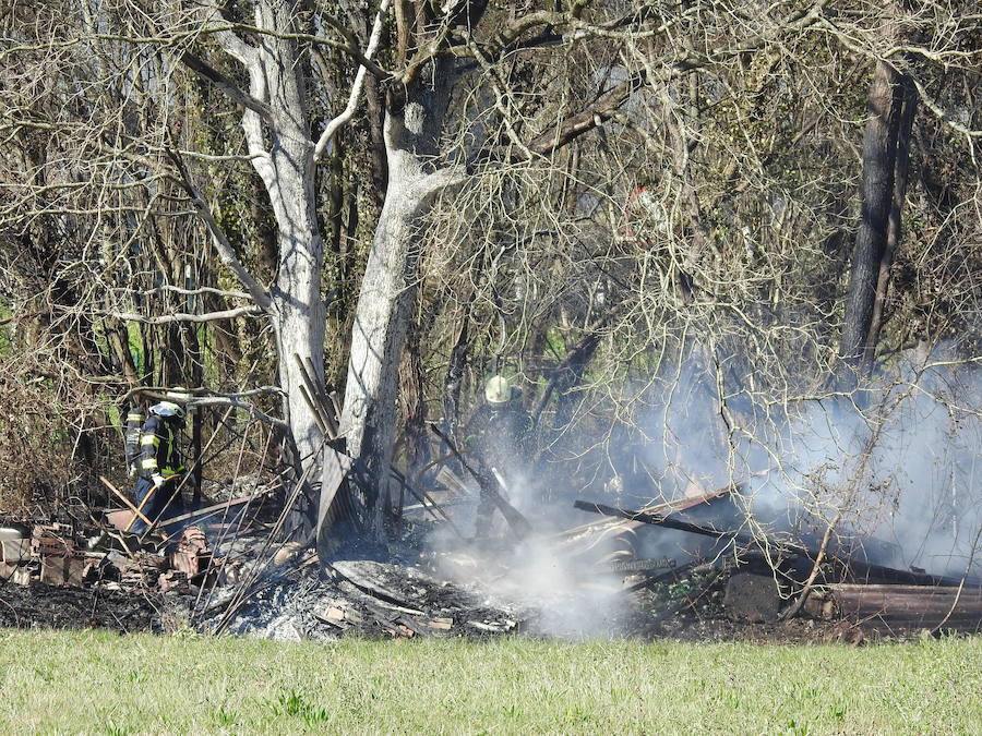 Los bomberos se han encontrado el cuerpo cuando han ido a apagar las llamas en una pequeña zona de huertas