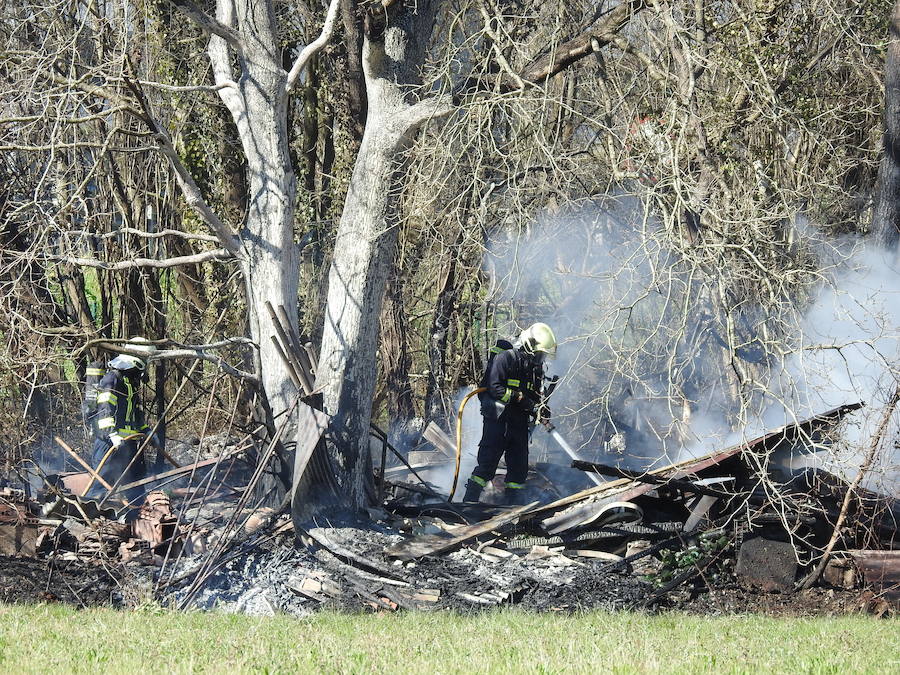 Los bomberos se han encontrado el cuerpo cuando han ido a apagar las llamas en una pequeña zona de huertas