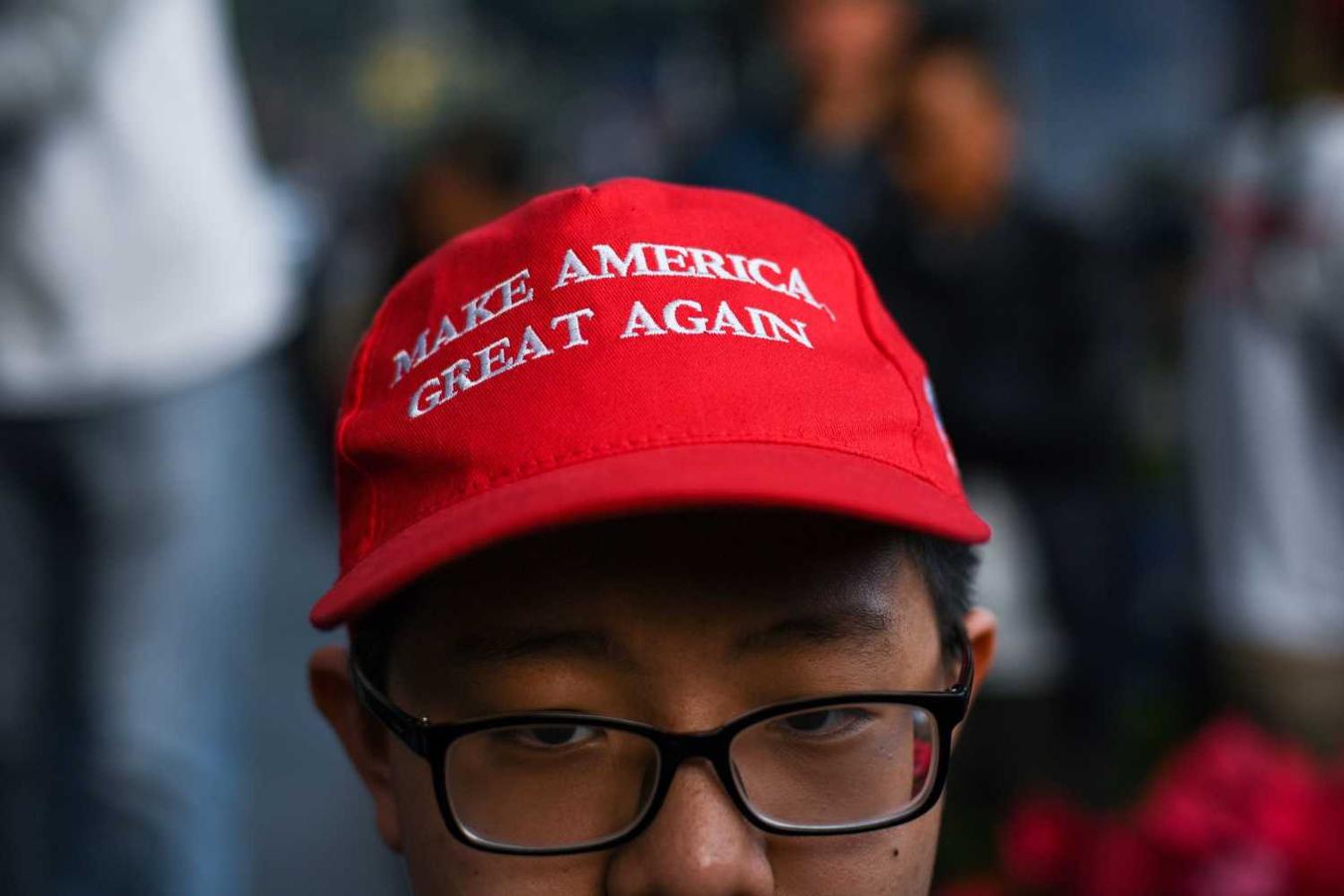 Joven vietnamita en el hotel de Hanoi donde se celebra la segunda cumbre entre EEUU y Corea del Norte, con una gorra de la campaña presidencial de Trump “ Make America Great Again”