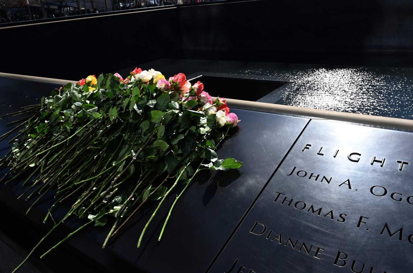 Flores en una ceremonia por el aniversario del atentado de 1993 del World Trade Center, Nueva York