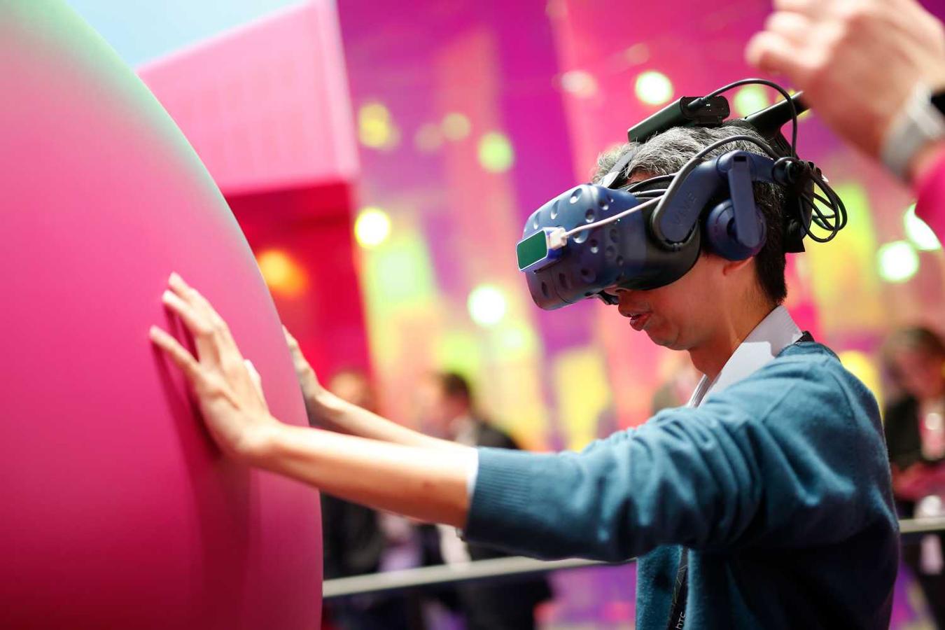 Asistente al Mobile World Congress de Barcelona probando el sistema de realidad virtual VIVE