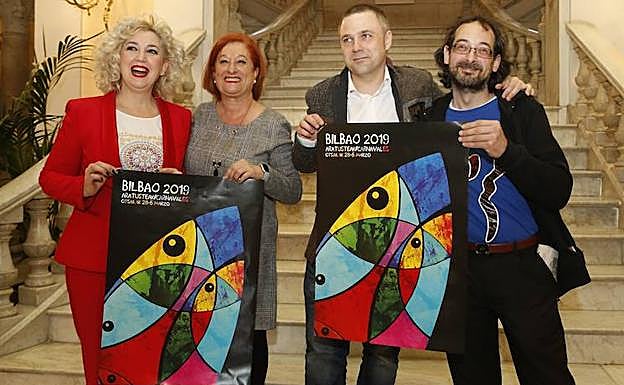Miren de Miguel, Itziar Urtasun, Xabi Aburruzaga e Iñigo Fernández de Martikorena posan con el cartel de los carnavales