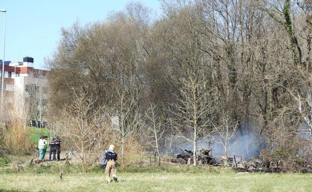 Galería. Incendio producido en una pequeña zona de huertas en Derio.