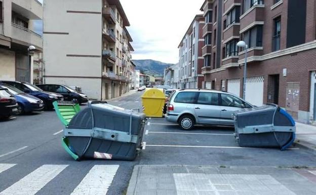 En días de viento, los contenedores acaban en mitad de la calzada. 