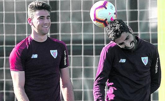 Unai Simón bromea con Raúl García.