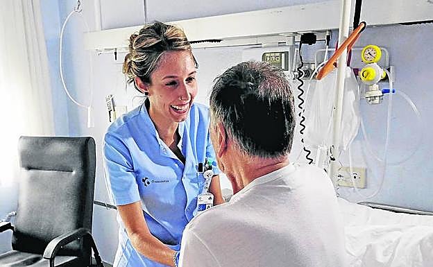 Una enfermera de Cuidados Paliativos de Osakidetza atiende a un paciente.