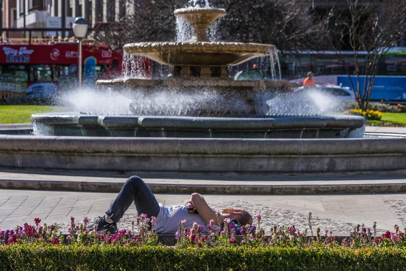 Un joven en la Plaza Moyua. 