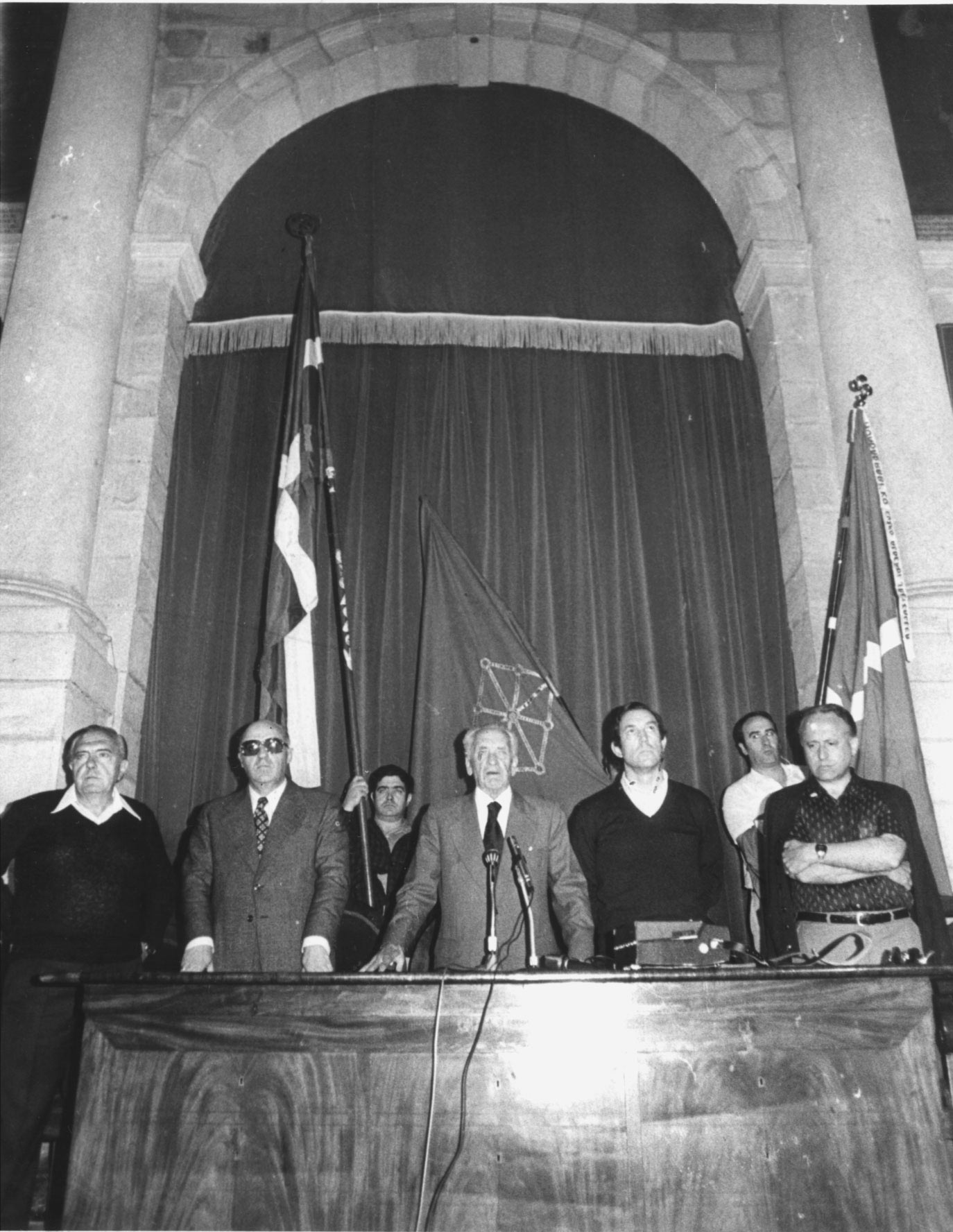 Manuel de Irujo, presidente de la Asamblea de Parlamentarios vascos, en 1972. En la esquina derecha Xabier Arzalluz.