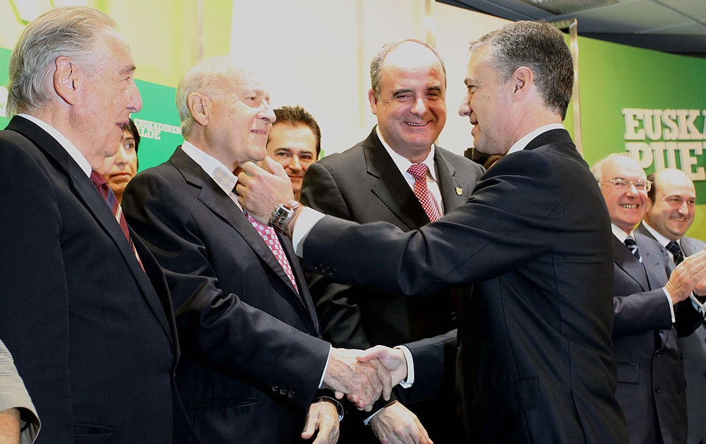 Iñigo Urkullu, presidente del PNV, saluda a Xabier Arzalluz en la celebracion del PNV del anuncio del cese definitivo de la actividad armada de ETA. A a su lado, Joseba Leizaola, Joseba Egibar, Jose Antonio Ardanza y Andoni Ortuzar.