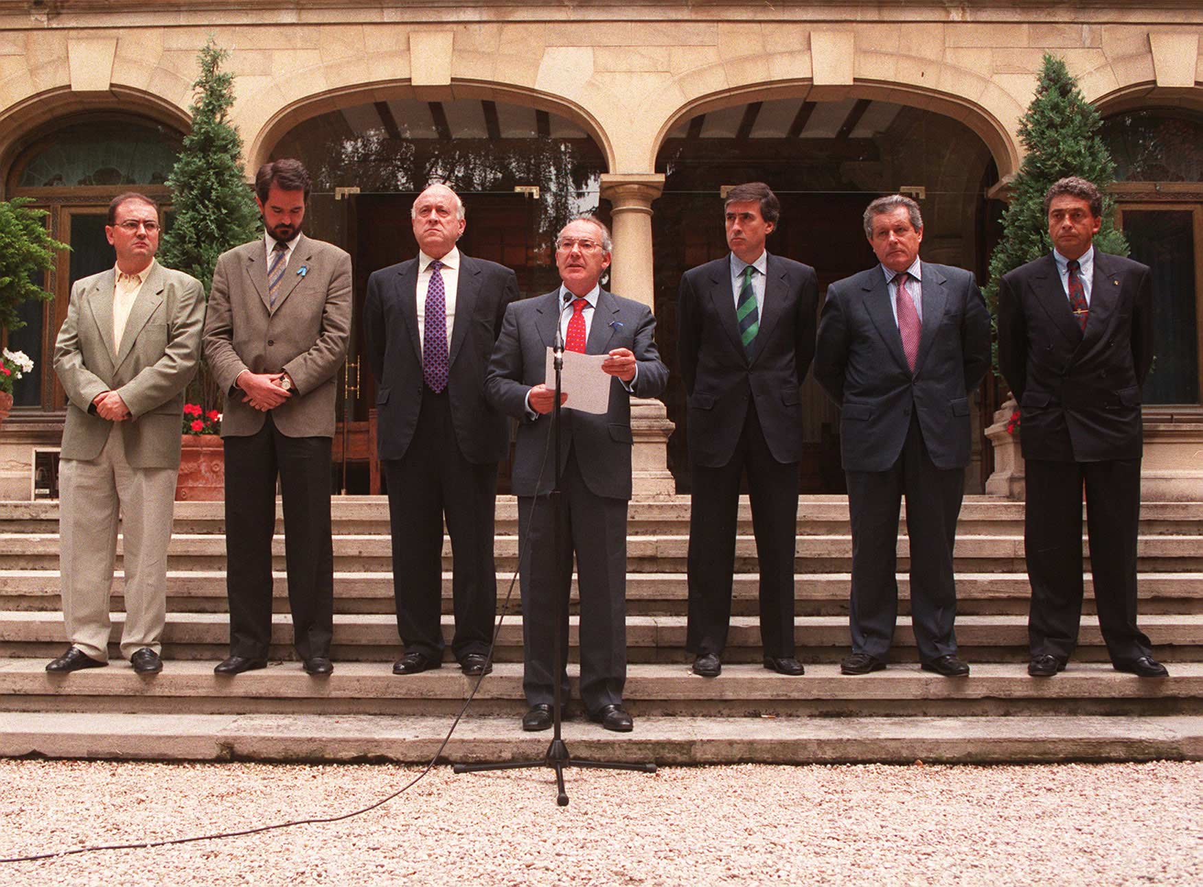 José Antonio Ardanza, lehendakari del Gobierno vasco, respaldado por todos los integrantes de la Mesa de Ajuria Enea, leyendo en la escalinata del Palacio el comunicado en el que piden a ETA la liberación de Miguel Ángel Blanco Garrido en 1997.