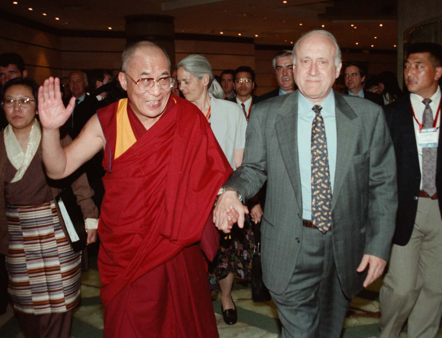 El Dalai Lama de la mano al presidente del PNV, Xabier Arzalluz, durante su visita a Bilbao en 1997.