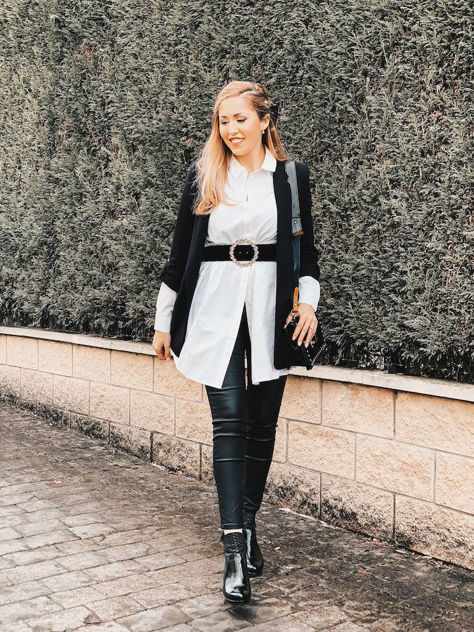 Lazo en el pelo para un look en blanco y negro.