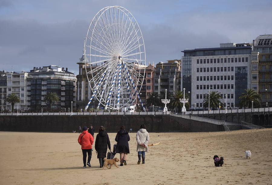 Los visitantes de San Sebastián sitúan el arenal donostiarra aún mejor que el año pasado en el ránking de TripAdvisor. Ya es la mejor playa de Europa y la cuarta más bonita del mundo