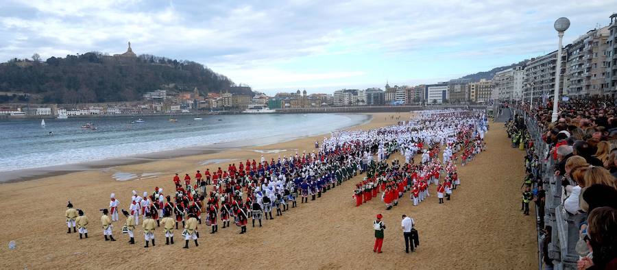 Los visitantes de San Sebastián sitúan el arenal donostiarra aún mejor que el año pasado en el ránking de TripAdvisor. Ya es la mejor playa de Europa y la cuarta más bonita del mundo