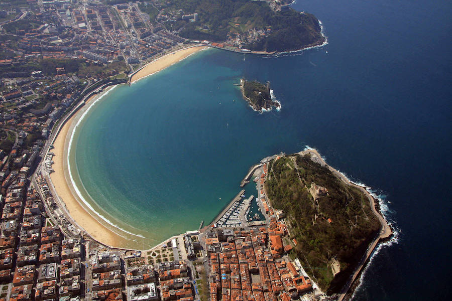 Los visitantes de San Sebastián sitúan el arenal donostiarra aún mejor que el año pasado en el ránking de TripAdvisor. Ya es la mejor playa de Europa y la cuarta más bonita del mundo