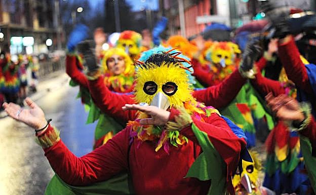 Personajes de todo tipo pueblan todos los años las calles de Vitoria.