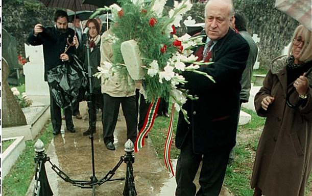 Arzalluz en la tumba de Sabin Arana. 