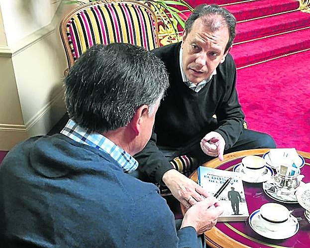 Mikel Lejarza, de espaldas, conversa con el autor del libro, Fernando Rueda.