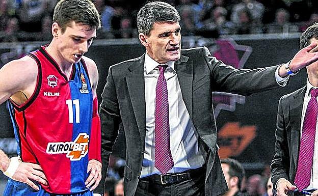 Velimir Perasovic da instrucciones a Matt Janning durante el encuentro. 