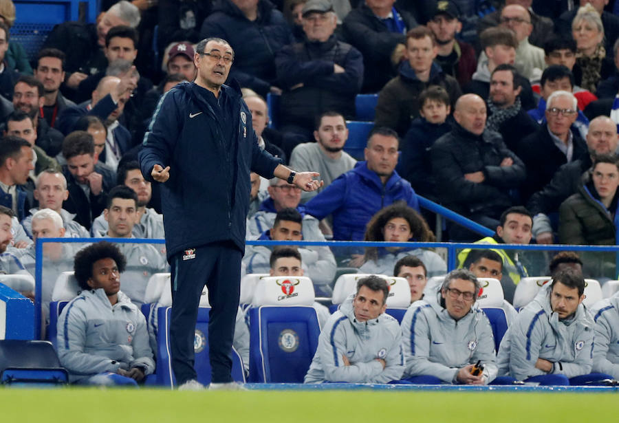 Kepa observa el partido mientras Sarri gesticula.