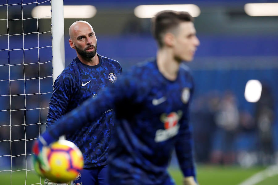 Caballero observa a Kepa durante el calentamiento.