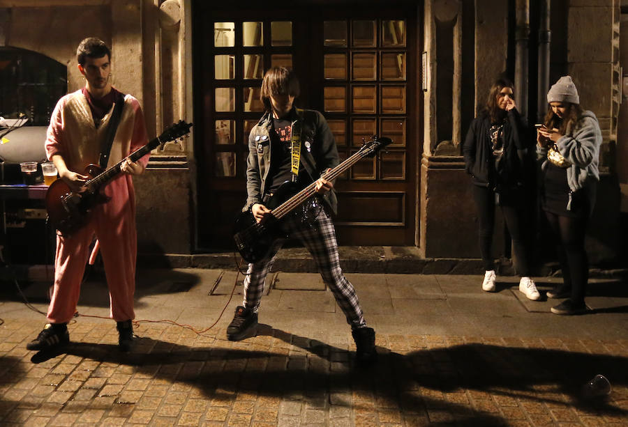 Fotos: Comienzan los Carnavales. Una kalejira en el Casco Viejo