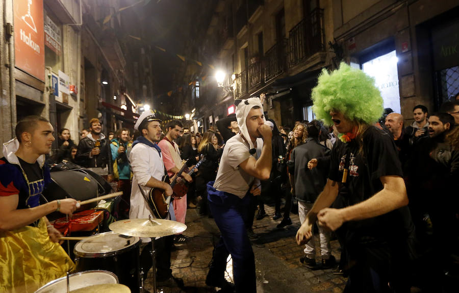Fotos: Comienzan los Carnavales. Una kalejira en el Casco Viejo