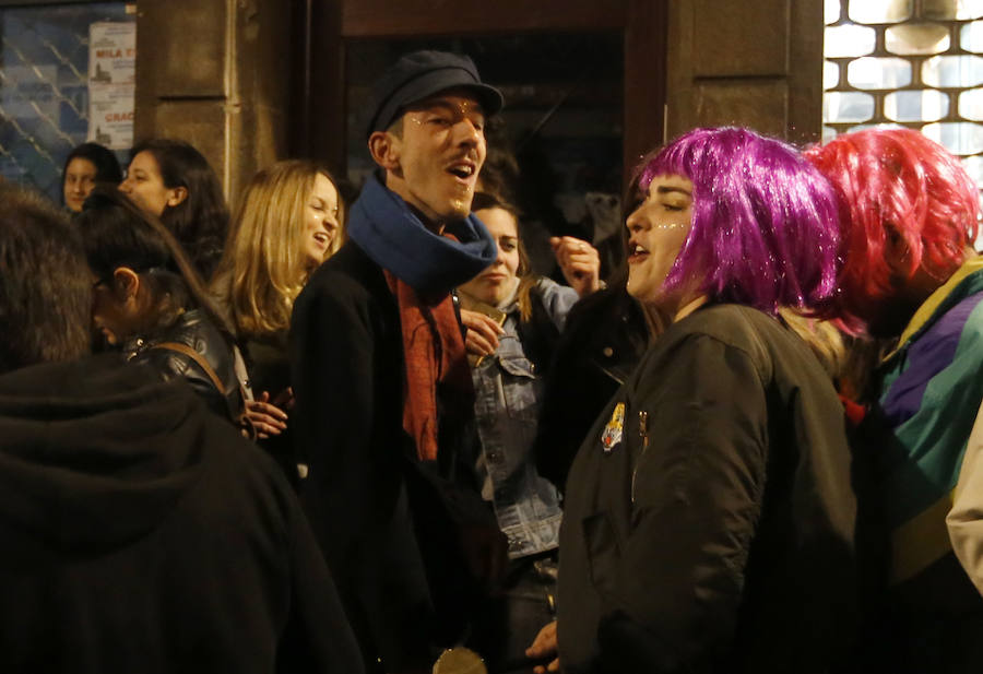 Fotos: Comienzan los Carnavales. Una kalejira en el Casco Viejo