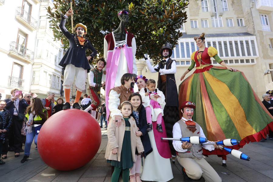 El tradicional pasacalles ha dado el pistoletazo de salida a la fiesta de Carnaval, que este sábado alcanza su colofón con el desfile